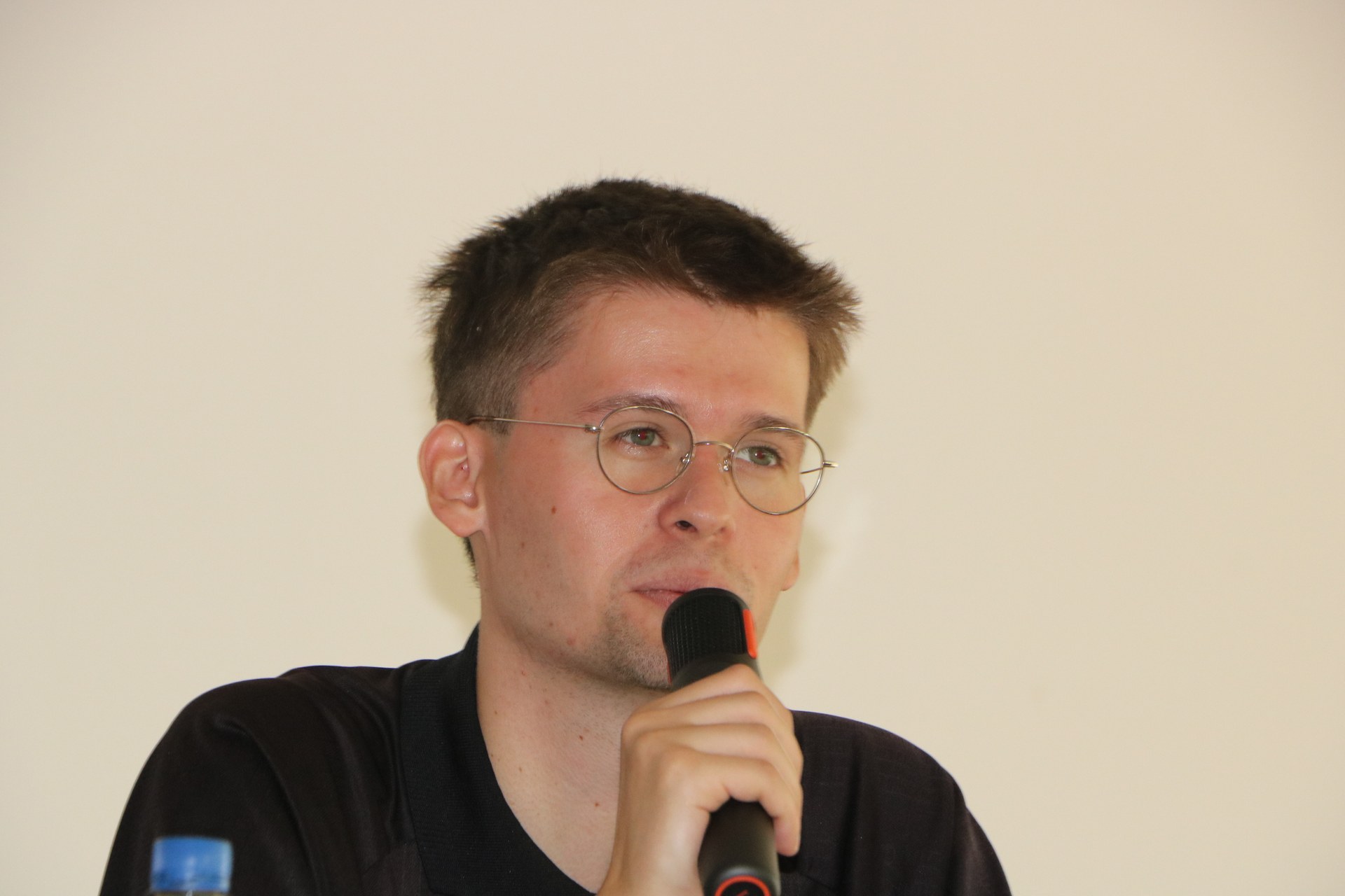 Autor Jakob Springfeld spricht bei einer Lesung in der Aula der Wilhelm-Knapp-Schule Weilburg.
