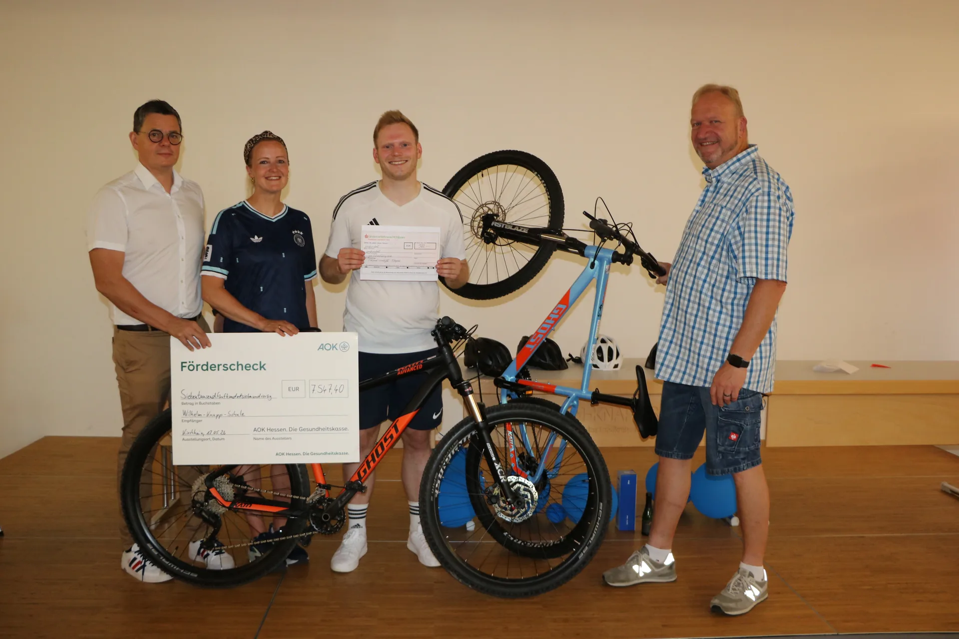 Übergabe des AOK-Förderschecks über 7.547,40 Euro an die Wilhelm-Knapp-Schule Weilburg mit Mountainbikes und Helmen für die neue BikeSchool