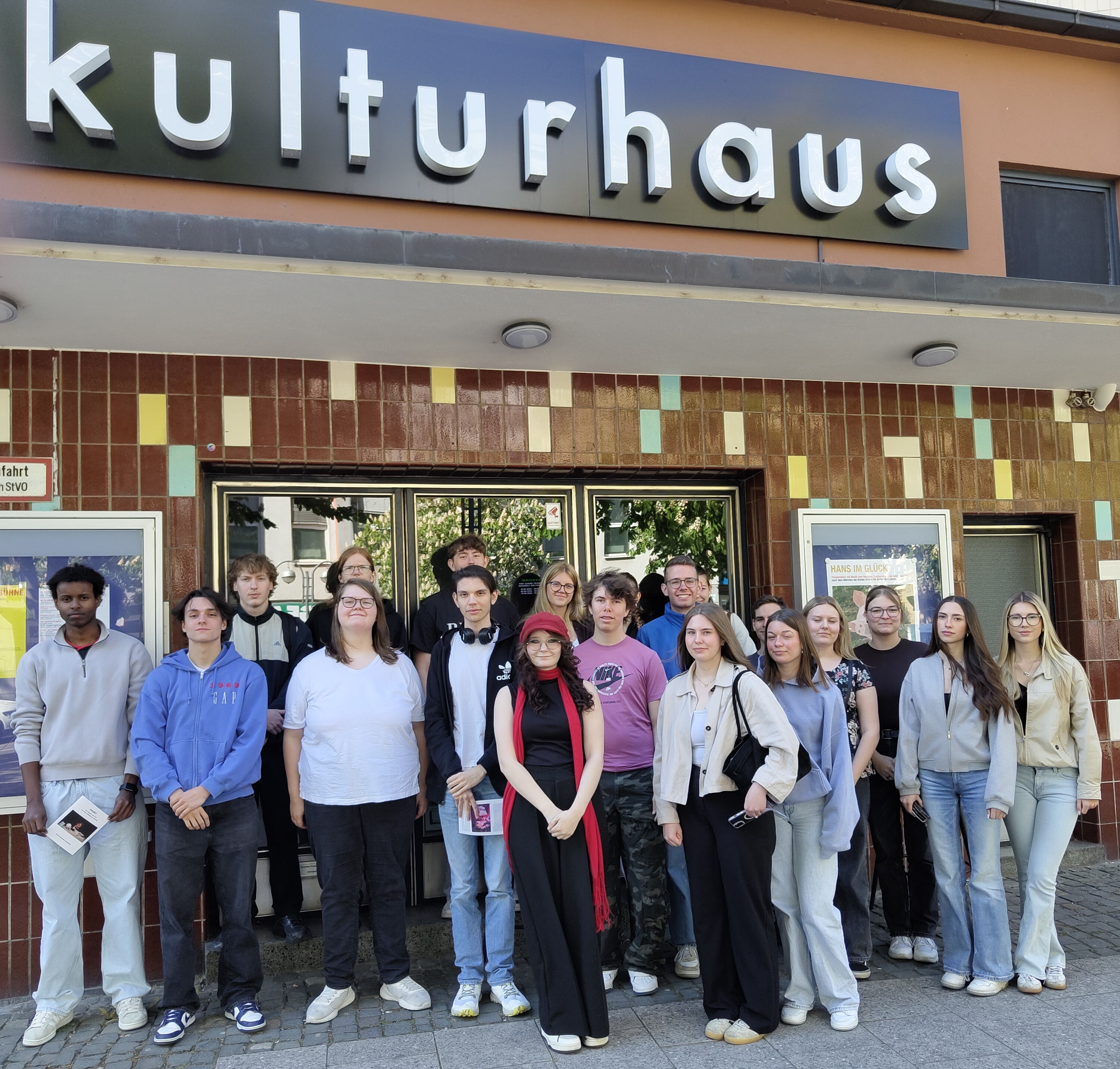 Die Schülerinnen und Schüler des Leistungs- und Grundkurses Deutsch der Jahrgangsstufe 12 vor dem Kulturhaus am Zoo in Frankfurt