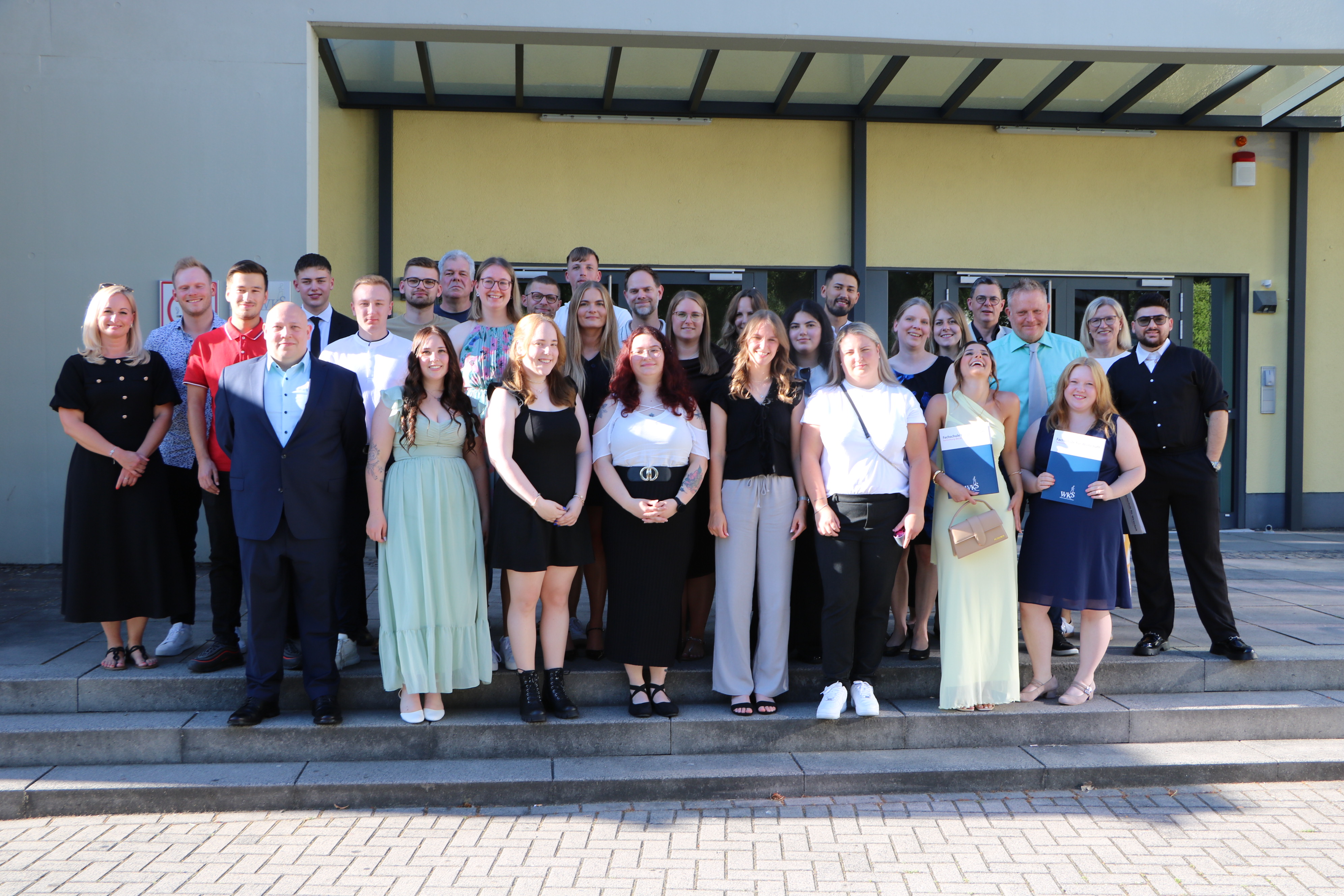 Abschlussjahrgang 2026 der Fachschule Wirtschaft als Gruppe vor dem Schulgebäude der WKS Weilburg.