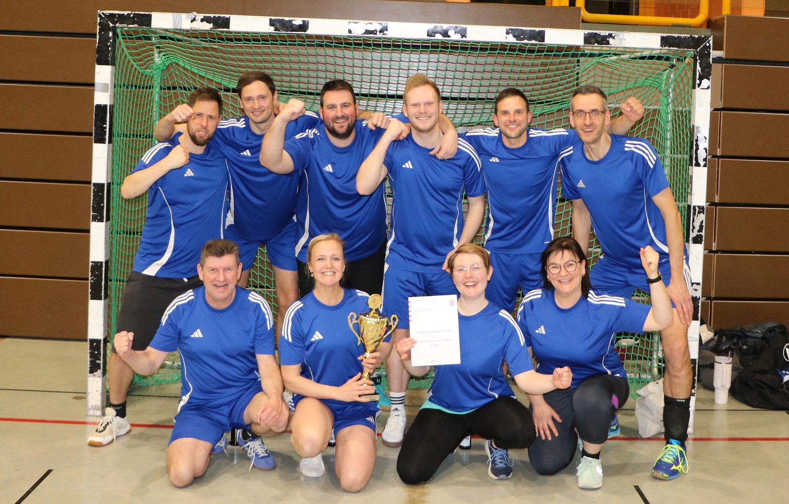 Das siegreiche Lehrerteam der Wilhelm-Knapp-Schule Weilburg mit Pokal und Urkunde nach dem Sieg beim Lehrervolleyballturnier des Landkreises Limburg-Weilburg 2026