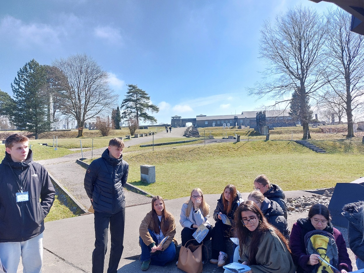 Schülergruppe der WKS vor dem KZ Mauthausen mit dem Park der Skulpturen