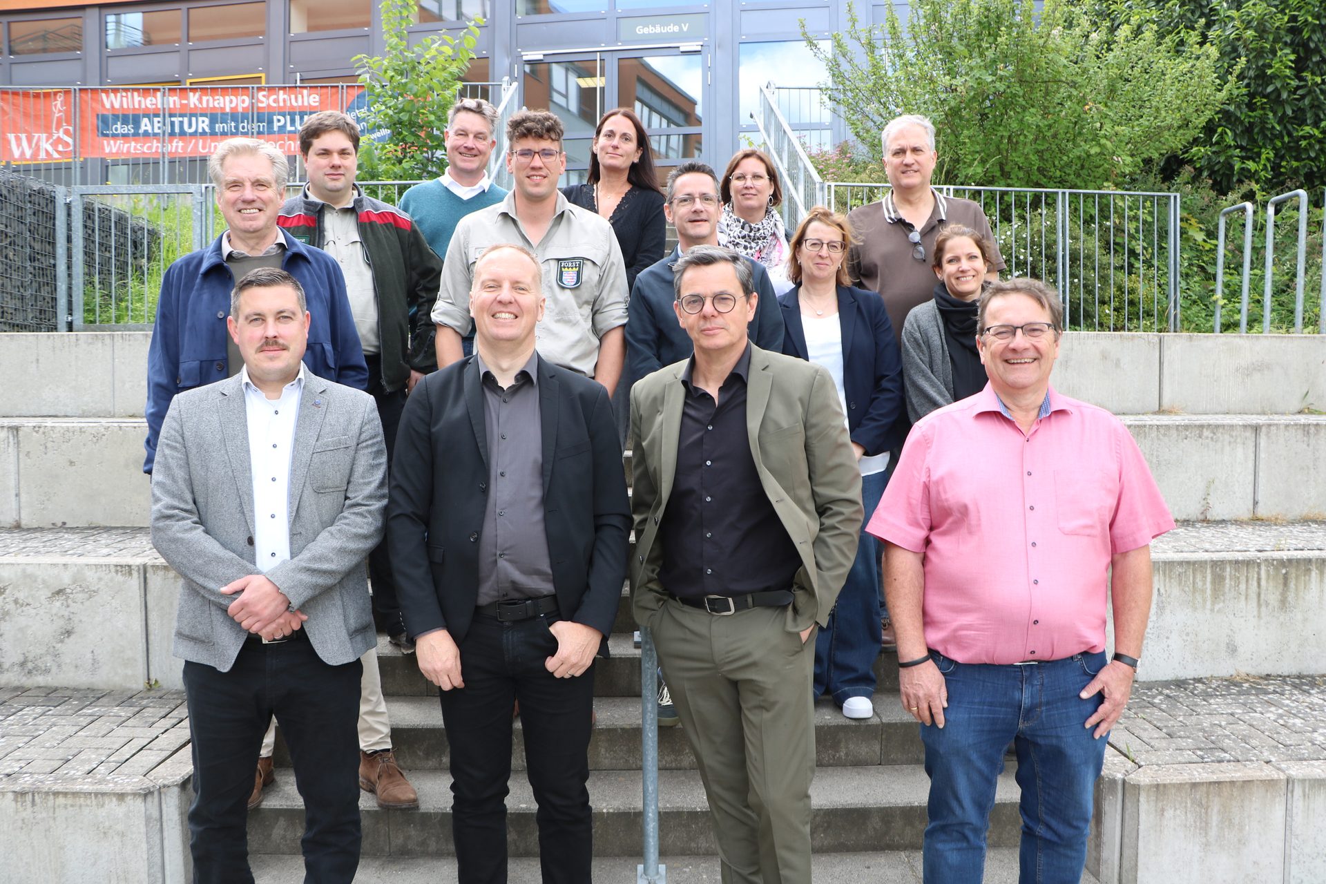 Delegationen der Wilhelm-Knapp-Schule Weilburg, des Atert-Lycée Redange aus Luxemburg und des Forstlichen Bildungszentrums HessenForst vor der WKS Weilburg