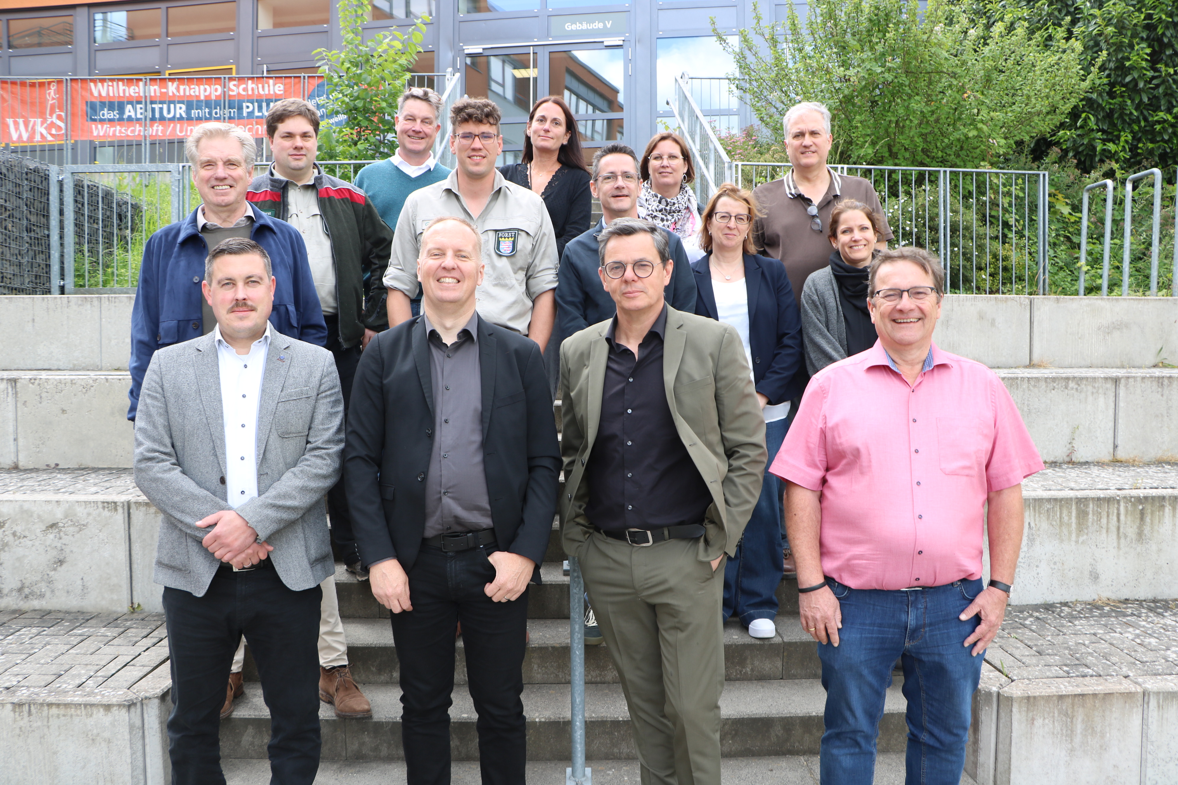 Delegationen der Wilhelm-Knapp-Schule Weilburg, des Atert-Lycée Redange aus Luxemburg und des Forstlichen Bildungszentrums HessenForst auf der Treppe vor Gebäude V der WKS Weilburg