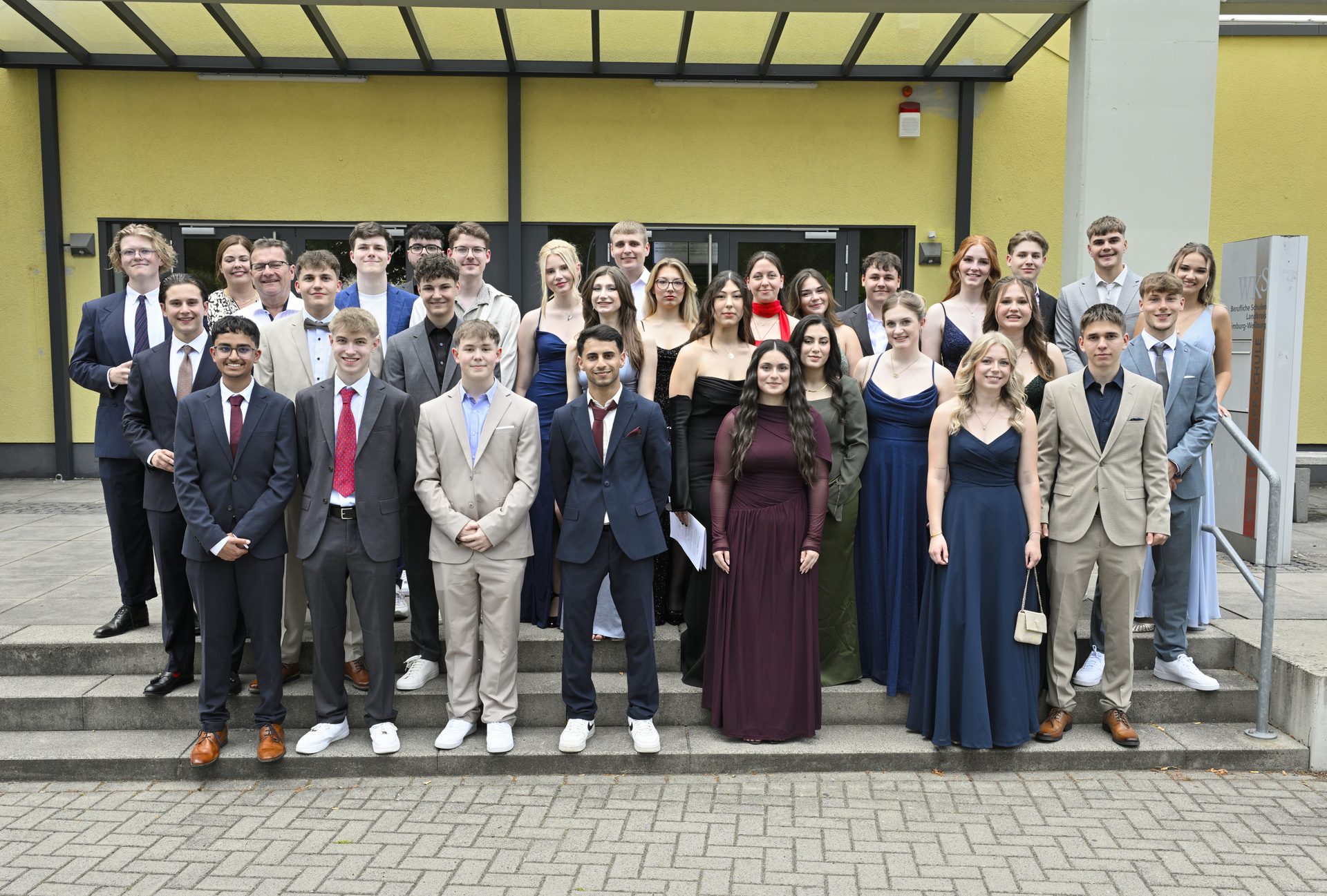 Die Abiturientinnen und Abiturienten des Beruflichen Gymnasiums vor der Wilhelm-Knapp-Schule Weilburg bei der Abiturientenverabschiedung 2026