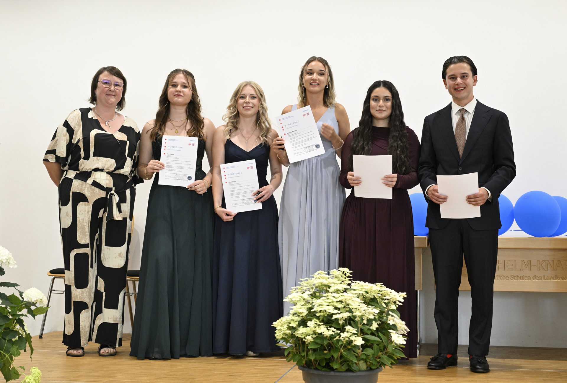 Für ihr Engagement im Schulsanitätsdienst und besondere Leistungen geehrte Abiturientinnen und Abiturienten bei der Verabschiedung an der Wilhelm-Knapp-Schule Weilburg 2026
