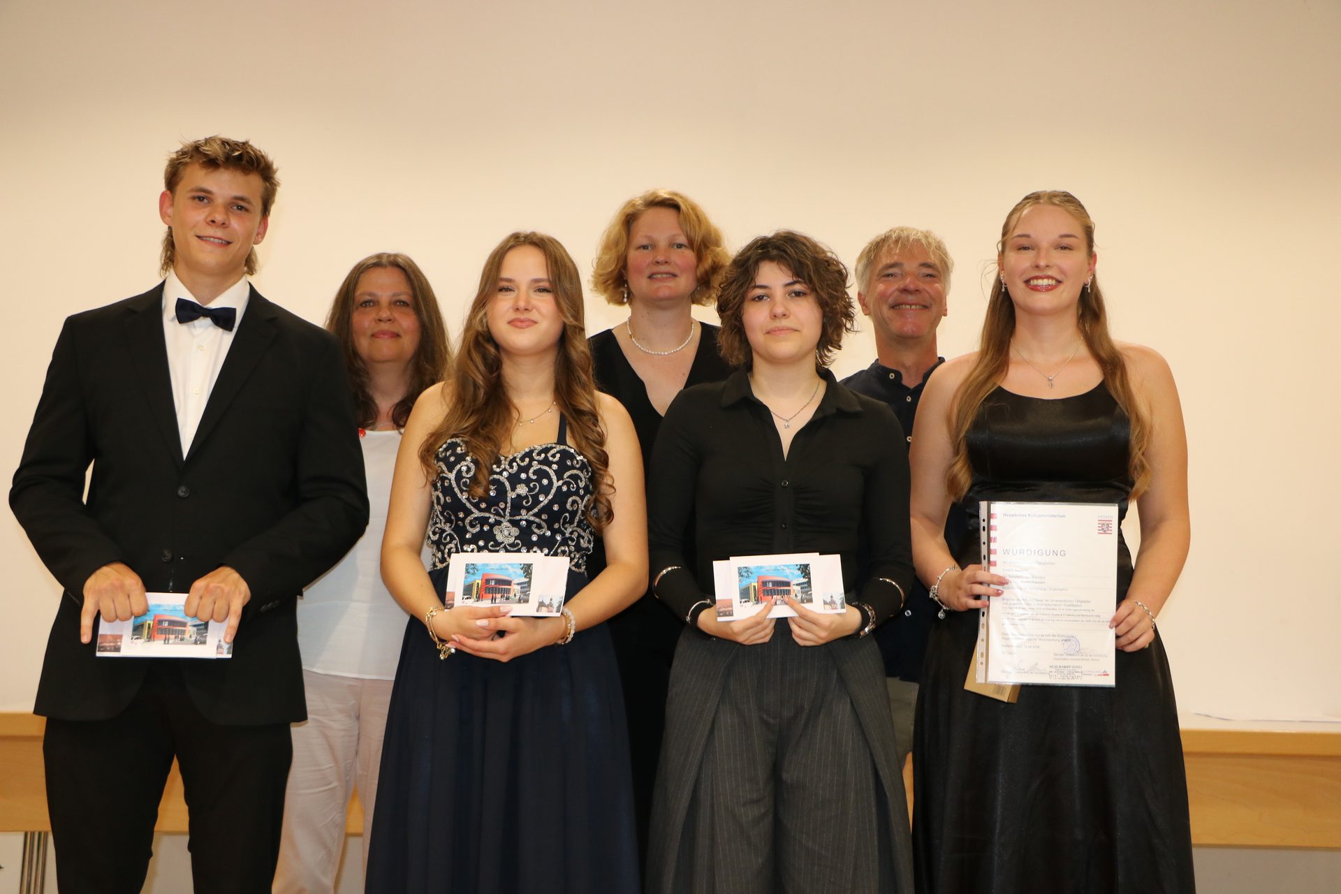 Die ausgezeichneten Absolventinnen und Absolventen der FOS 2026 mit Abteilungsleiterin Doreen Große-Riedel und den Klassenlehrern Cordula Stillger und Hauke Zanner an der Wilhelm-Knapp-Schule Weilburg