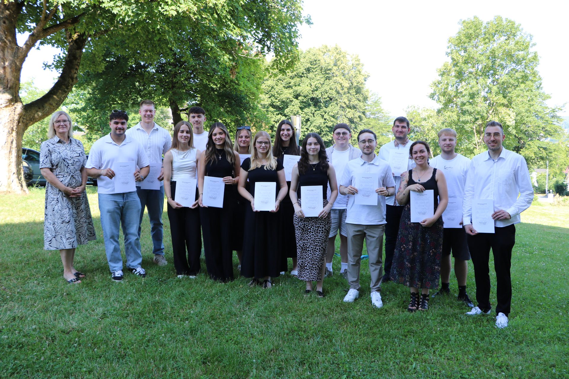 Die frischgebackenen Verwaltungsfachangestellten der Klasse 12 XVF mit ihren Abschlusszeugnissen bei der Feierstunde an der Wilhelm-Knapp-Schule Weilburg 2026