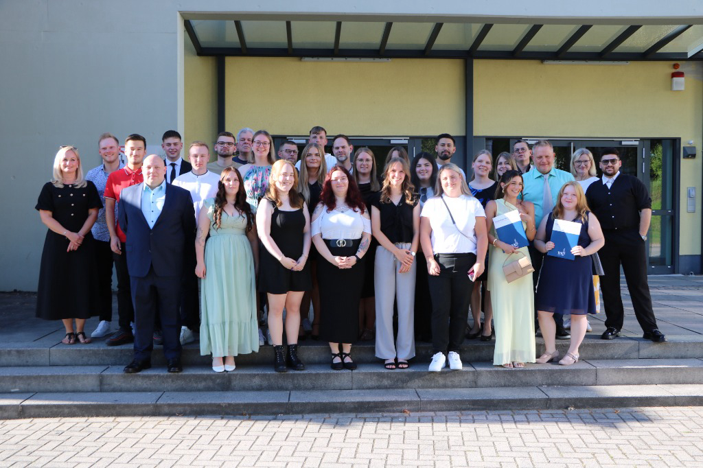 Absolventinnen und Absolventen der Fachschule für Wirtschaft an der Wilhelm-Knapp-Schule Weilburg